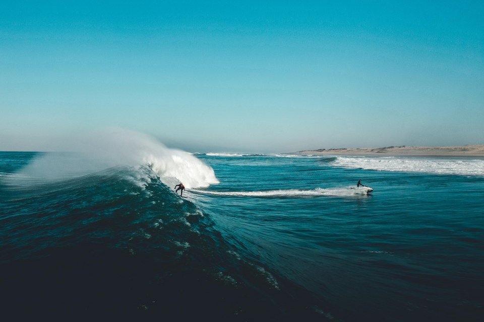 Justine Dupont peut souvent être trouvée dans des vagues déchirantes partout dans le monde, mais elle est tout aussi à l'aise à la maison.