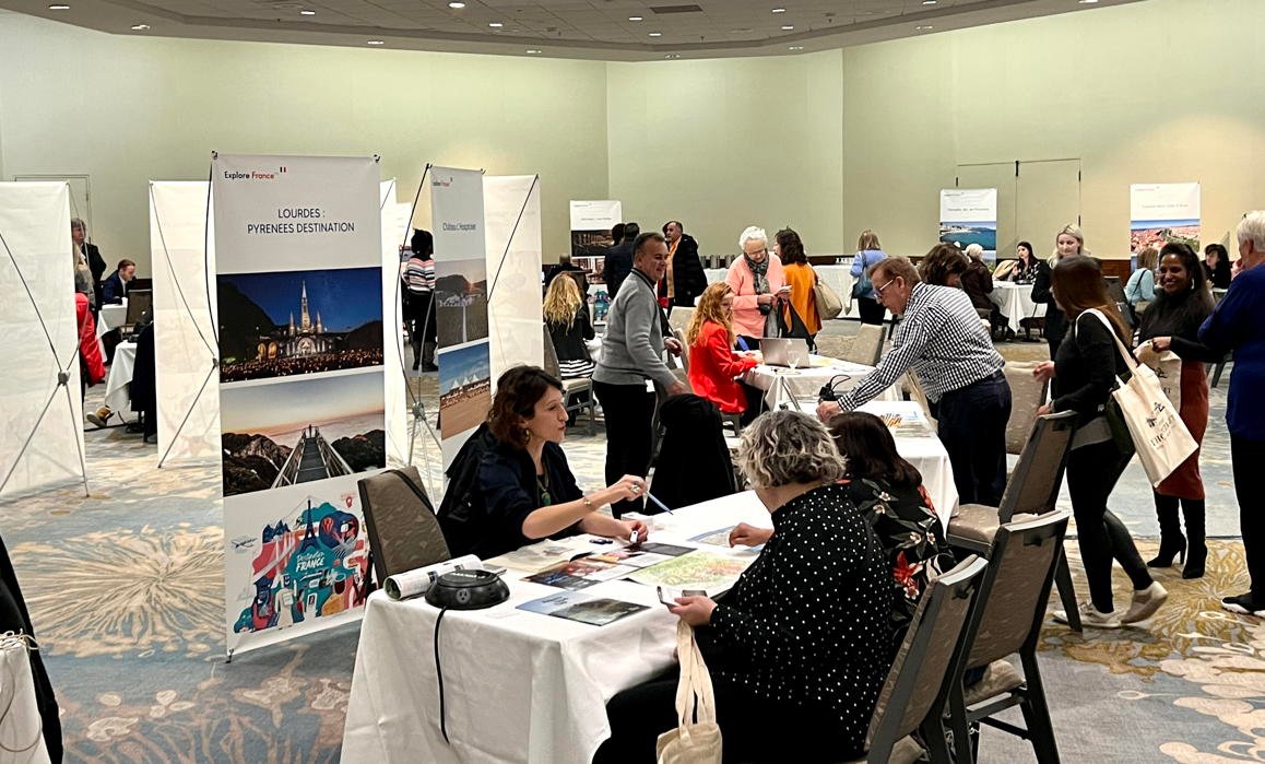 Les fournisseurs dialoguent avec les conseillers en voyages à Destination France 2023 à Toronto.  (Pax Global Media) 