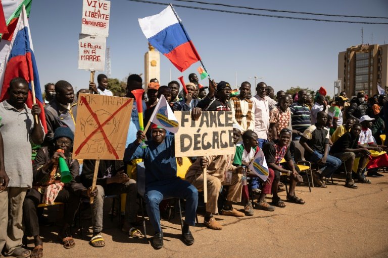 Des manifestants brandissant des drapeaux russes organisent un rassemblement à Ouagadougou en janvier pour demander à la France de retirer son ambassadeur et de retirer ses troupes.  (Photo : AFP)
