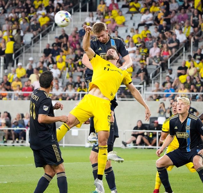 3 juillet 2022 ; Columbus, Ohio, États-Unis ; Le défenseur de Columbus Crew Milos Degenek (5) et le défenseur de l'Union de Philadelphie Stuart Findlay (4) montent pour une tête sur un corner en 2e mi-temps lors de leur match MLS entre le Columbus Crew et l'Union de Philadelphie au Lower.com Field de Columbus, Ohio le 3 juillet 2022.