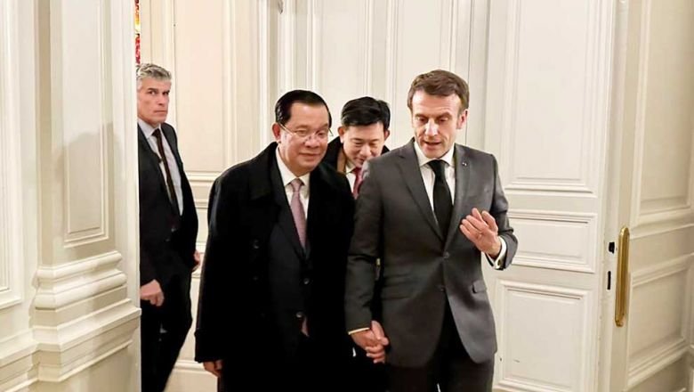 Le Premier ministre Hun Sen marche avec le président français Emmanuel Macron à Paris le 13 décembre dernier. MPS Image du contenu - Phnom Penh Post