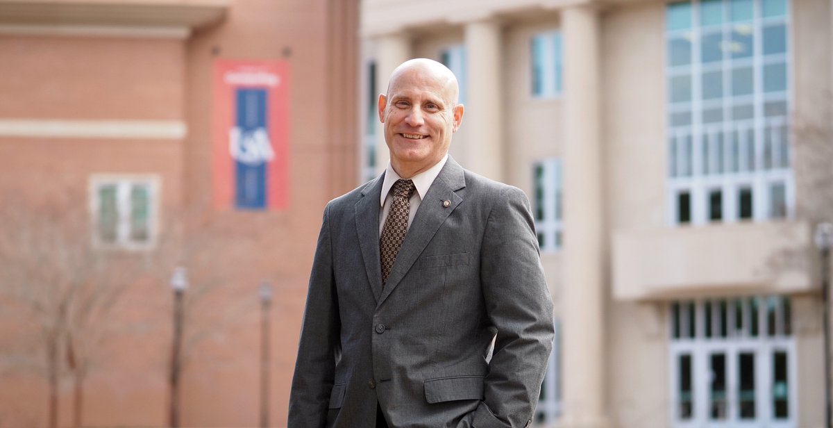 Le Dr Todd R. Andel devant la School of Computing de l'Université de South Alabama.  L'école est désignée comme centre national d'excellence académique en cyberdéfense par la National Security Agency et le Department of Homeland Security.  data-lightbox='vedette'