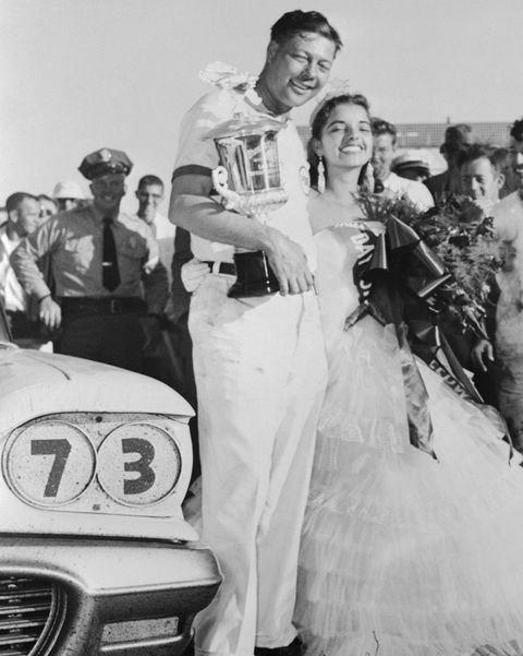 pilote de voiture de course johnny beauchamp avec trophée et reine de la semaine de la vitesse