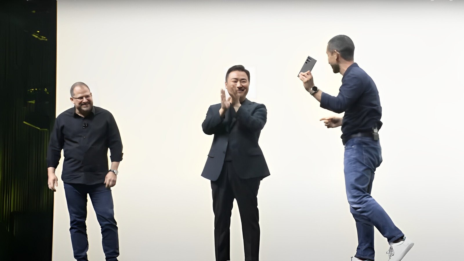 Galaxy S23 Ultra : contrairement à Apple, Samsung ne pourrait pas fabriquer le meilleur téléphone sans l'aide d'amis 1 Hiroshi Lockheimer de Google présente fièrement son unité d'accès anticipé Galaxy S23 Ultra à Galaxy Unpacked. Grâce au passage aux puces Qualcomm, Samsung donne enfin au Galaxy S23 une chance équitable de défier l'iPhone. - Galaxy S23 Ultra : contrairement à Apple, Samsung ne pourrait pas fabriquer le meilleur téléphone sans l'aide d'amis