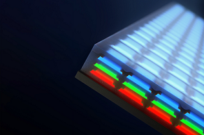 Les ingénieurs du MIT ont développé une nouvelle façon de créer des écrans plus nets et sans défaut.  Au lieu de modeler des diodes rouges, vertes et bleues côte à côte dans un patchwork horizontal, l'équipe a inventé un moyen d'empiler les diodes pour créer des pixels verticaux multicolores.  Avec l'aimable autorisation de Younghee Lee.