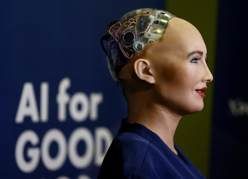 Sophia, un robot intégrant les dernières technologies et l'intelligence artificielle développé par Hanson Robotics est photographié lors d'une présentation au 