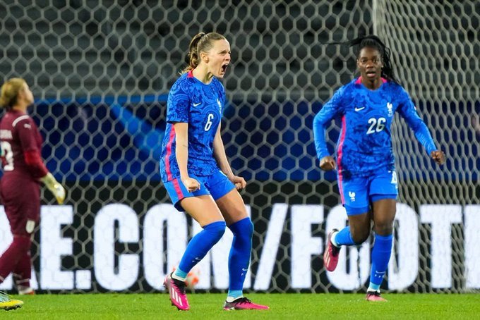 Toletti et Feller marquent pour la France ;  Tournois de France