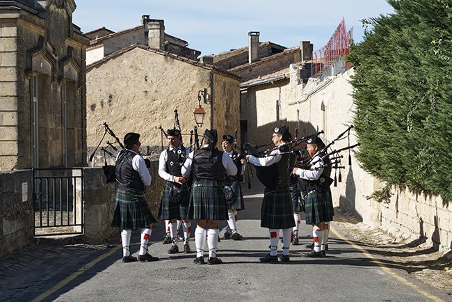 joueurs de cornemuse dans les rues de Saint Emilion