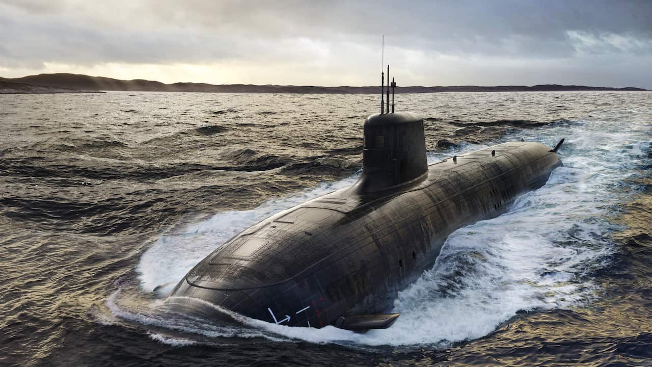Un sous-marin partiellement submergé.