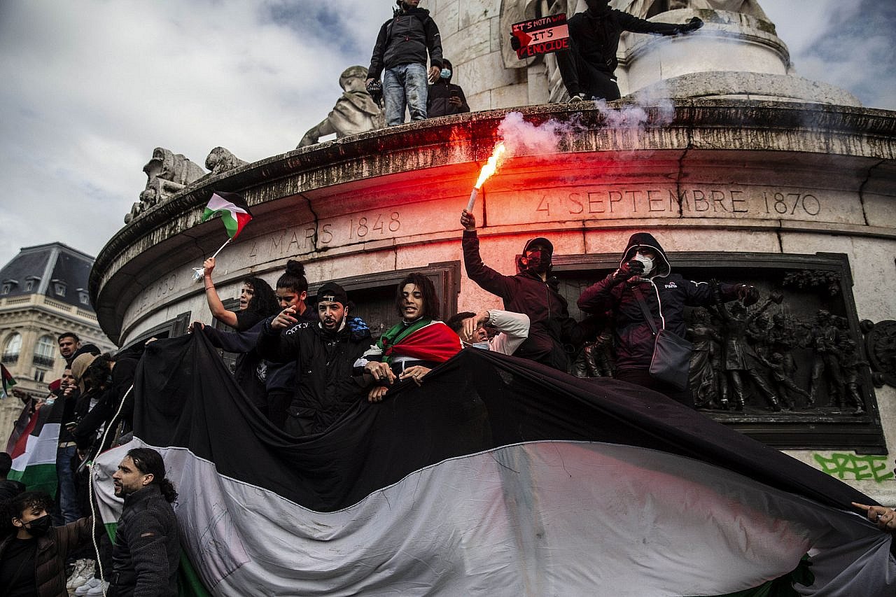 Les manifestants tiennent un énorme drapeau palestinien et utilisent des fusées éclairantes lors d'une manifestation à Paris en faveur de la Palestine, et pour protester contre la récente agression israélienne contre la bande de Gaza et la colonisation et le nettoyage ethnique en cours du peuple palestinien, France, 15 mai 2001. ( Anne Paq/Activestills) Les manifestants tiennent un énorme drapeau palestinien et utilisent des fusées éclairantes lors d'une manifestation à Paris en faveur de la Palestine, et pour protester contre la récente agression israélienne contre la bande de Gaza et la colonisation et le nettoyage ethnique en cours du peuple palestinien, France, 15 mai 2001. ( Anne Paq/Activestills)