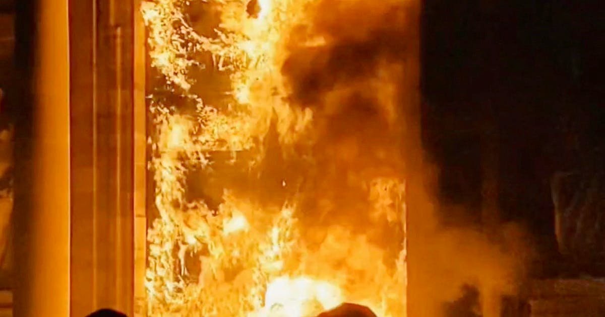 De violentes manifestations en France forcent le report de la visite du roi Charles |  SelFil