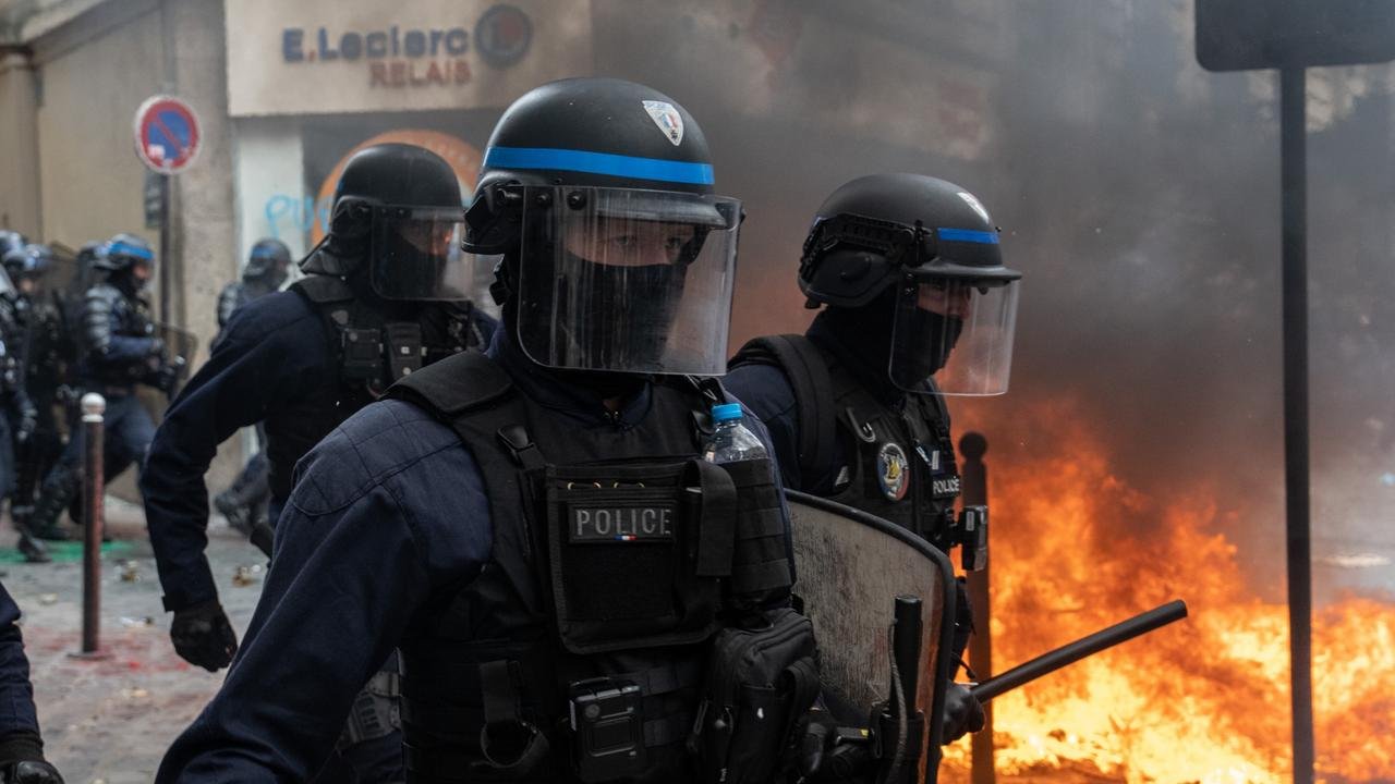 Gaz lacrymogènes et feux d’artifice utilisés à Paris au milieu d’affrontements violents