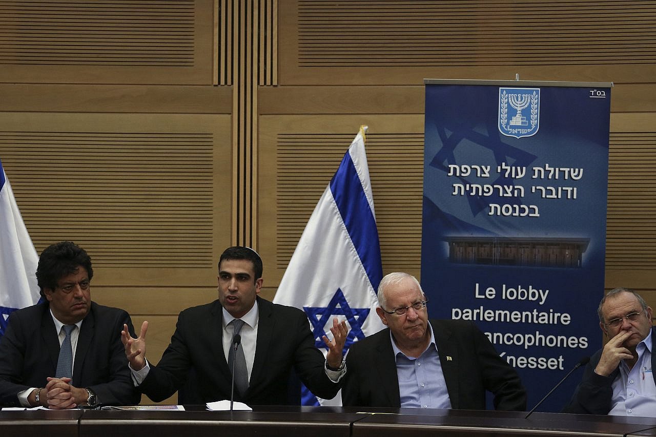 Meyer Habib (à gauche) assiste à l'inauguration du lobby des immigrés français en Israël, à la Knesset à Jérusalem, le 15 janvier 2014. (Hadas Parush/Flash 90) Meyer Habib (à gauche) assiste à l'inauguration du lobby des immigrés français en Israël, à la Knesset à Jérusalem, le 15 janvier 2014. (Hadas Parush/Flash 90)