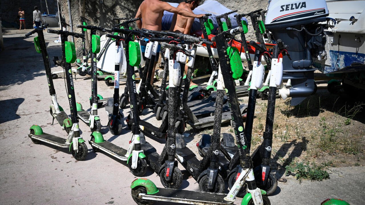 La France relève la limite d’âge et les amendes pour les scooters électriques avant le référendum de Paris sur une interdiction