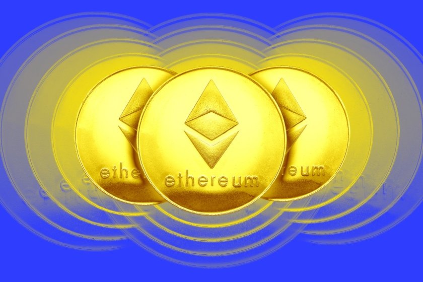 Une illustration de trois pièces d'or avec le logo d'Ethereum qui s'effacent en arrière-plan.