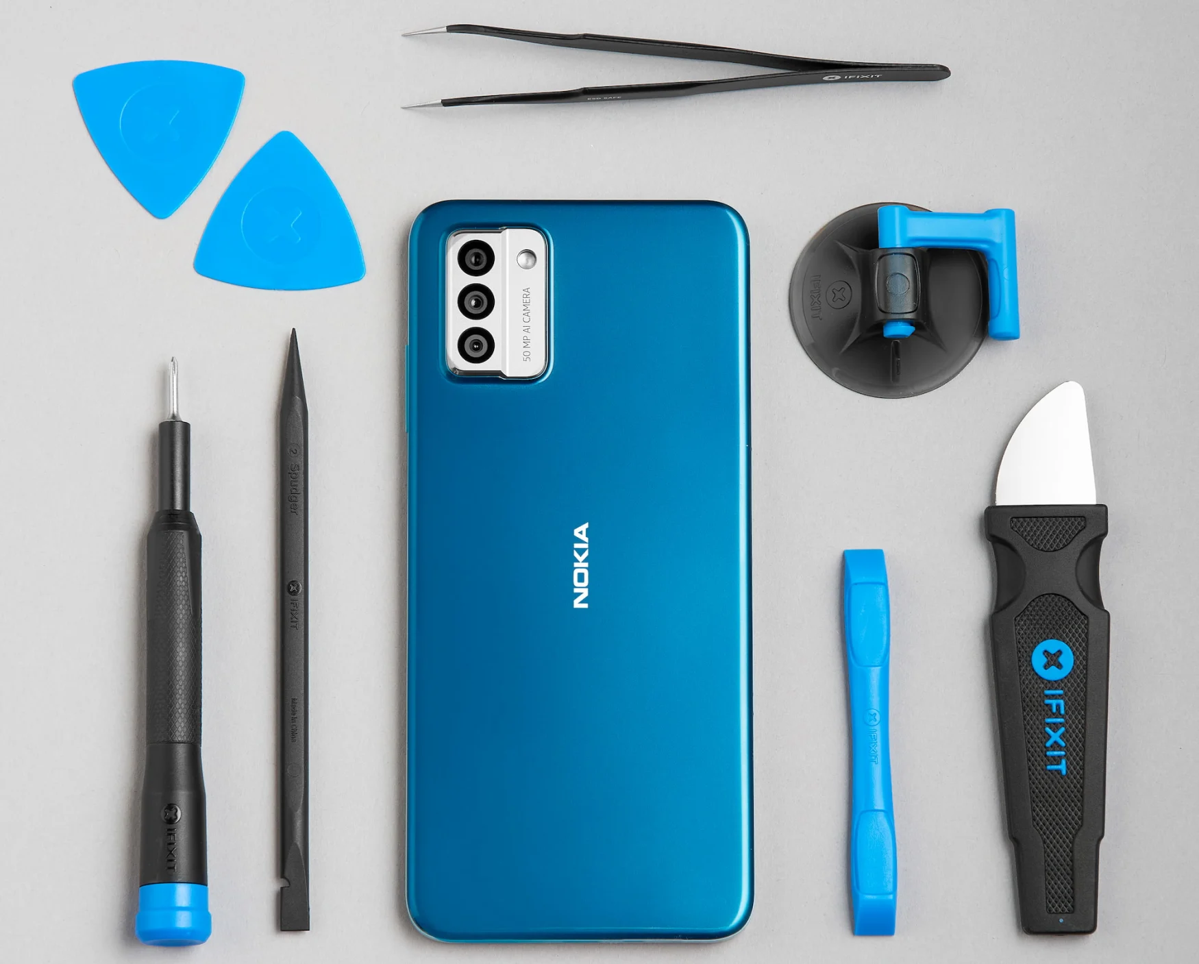 Nokia G22 et une variété d'outils de réparation