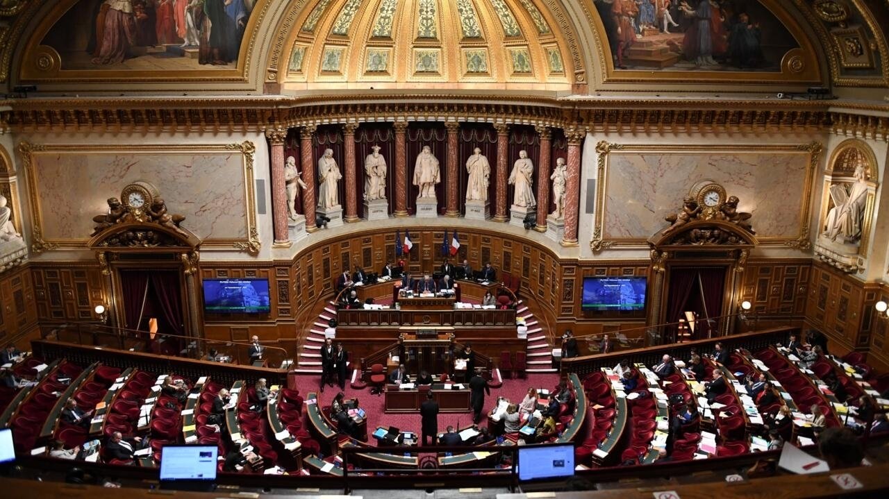 Le Sénat français vote le relèvement de l’âge de la retraite de 62 à 64 ans dans un contexte de grèves nationales