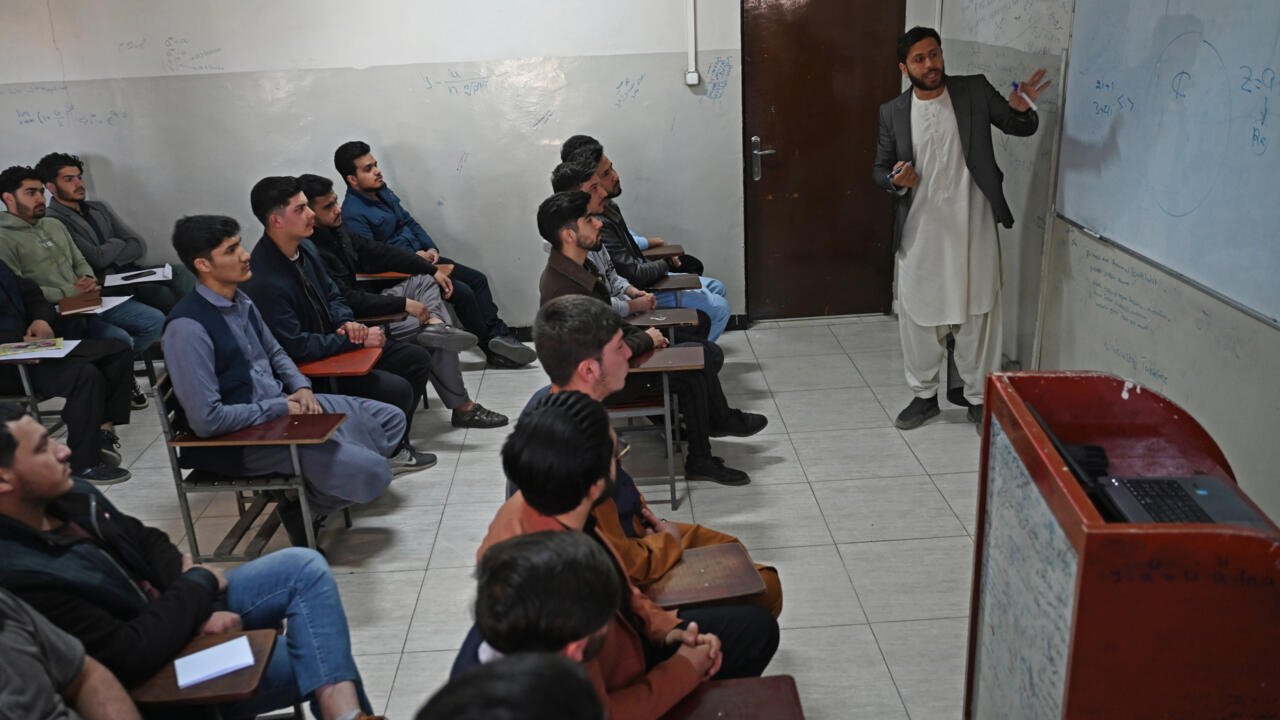 Les femmes toujours interdites alors que les universités afghanes rouvrent pour les hommes