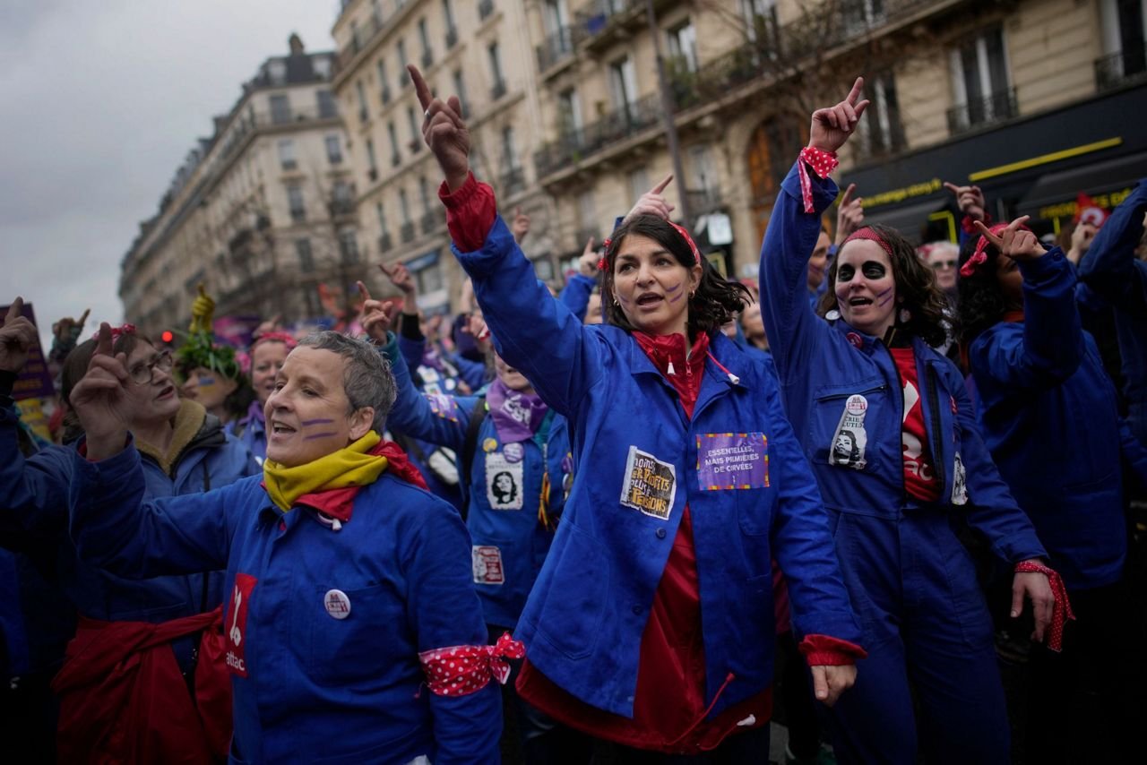 Les grévistes français renouvellent la pression sur Macron pour qu’il supprime le régime de retraite