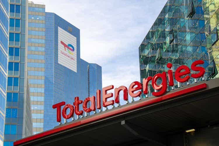 Livraisons de carburant bloquées dans les raffineries TotalEnergies et Exxon en France (NYSE:TTE)