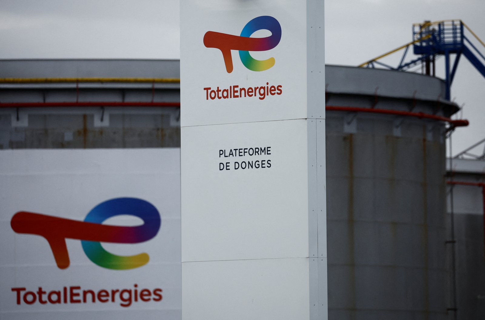 Les travailleurs français de l'énergie en grève devant la raffinerie du géant pétrolier TotalEnergies à Donges