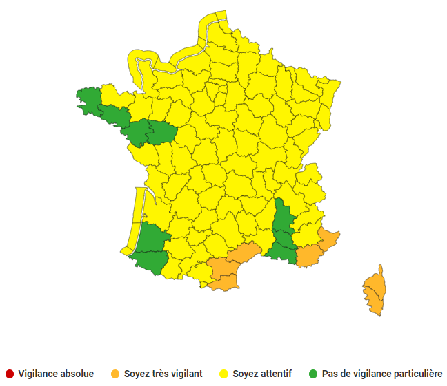 Regardez: Des villageois enregistrent une tornade presque apocalyptique dans le centre de la France