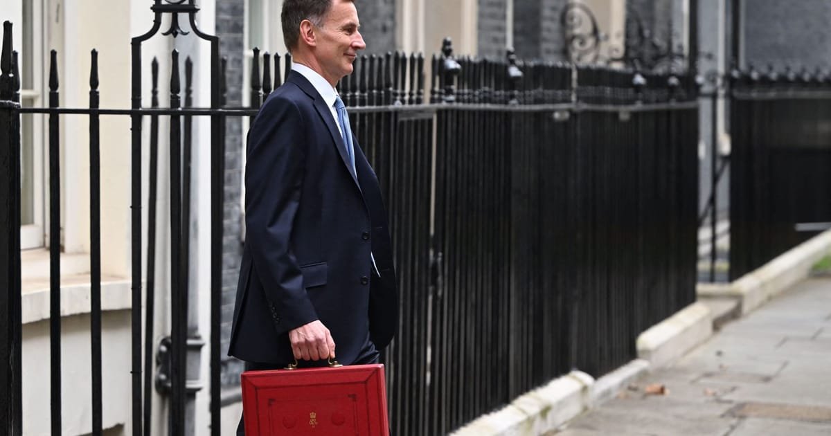 Row brassage alors que Jeremy Hunt secoue les pensions pour garder les médecins au travail