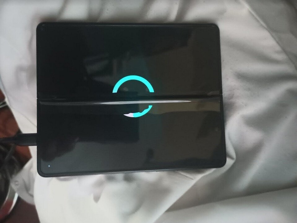 Samsung sous le feu alors que les écrans du Galaxy Z Fold 3 se fissurent sans raison après l'expiration de la garantie 1 Galaxy Z Fold 3 avec un écran qui s'est fissuré même s'il n'y a pas eu de traumatisme au téléphone - Samsung sous le feu alors que les écrans du Galaxy Z Fold 3 se fissurent sans raison après l'expiration de la garantie