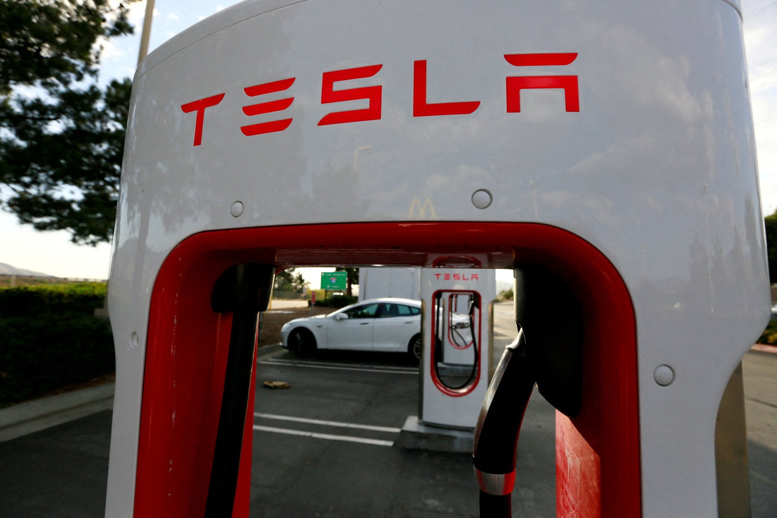 Une Tesla Model S se recharge dans une station de suralimentation Tesla à Cabazon, en Californie