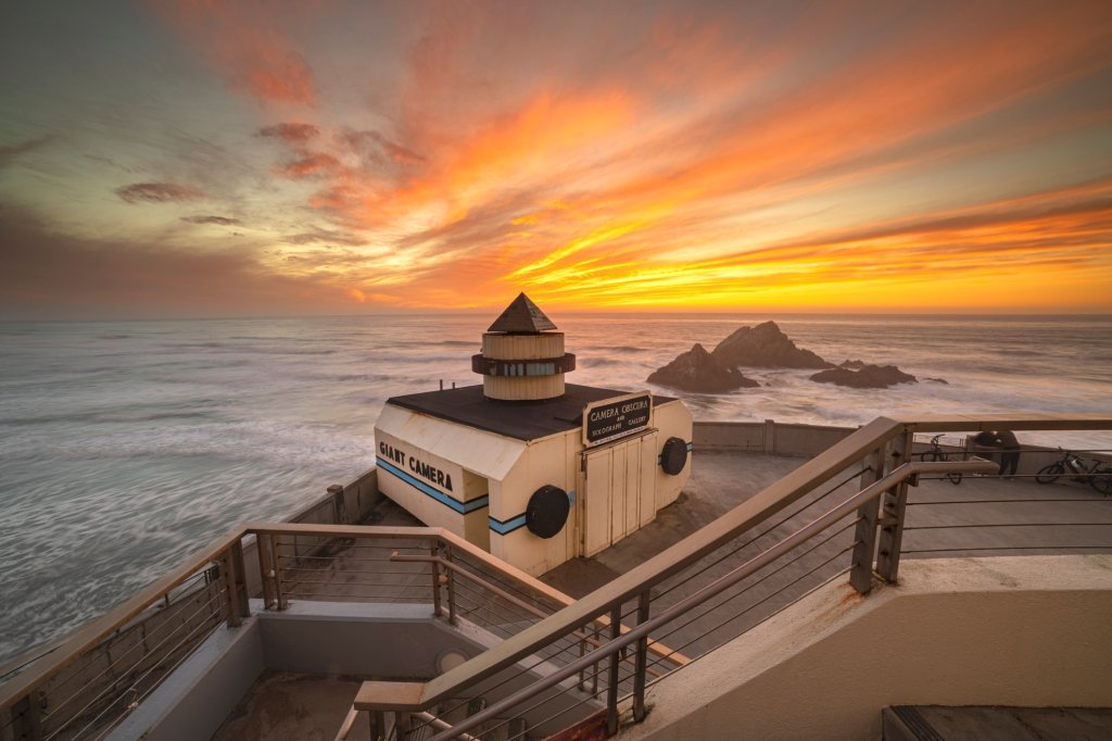 Coucher de soleil sur la plage de l'océan par la caméra géante derrière Cliff House