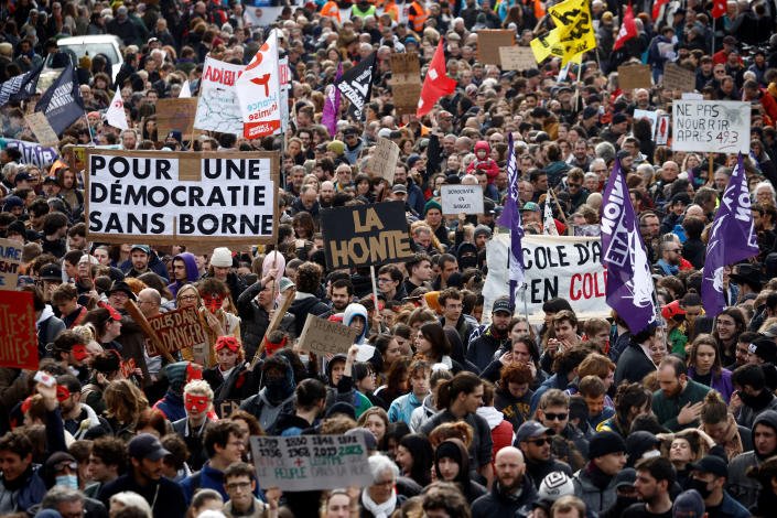 Des manifestants assistent à une manifestation lors du neuvième jour de grèves et de manifestations nationales contre la réforme des retraites du gouvernement français, à Nantes, France, le 23 mars 2023. Le slogan se lit