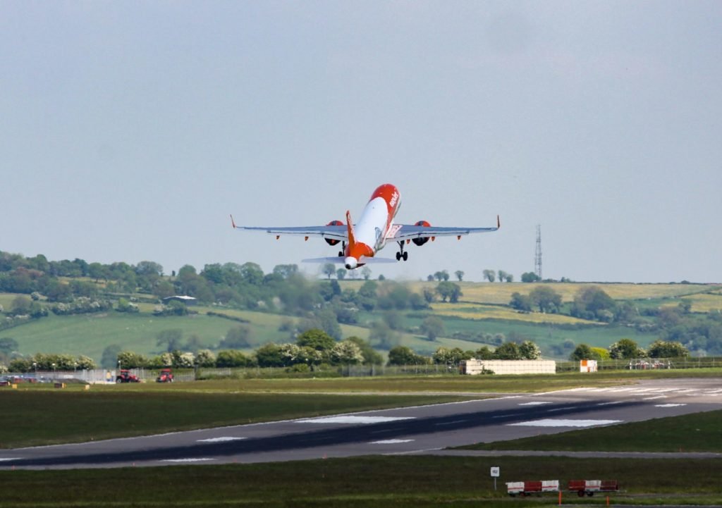 Un A320neo d'Easyjet décolle de l'aéroport de Bristol (Max Thrust Digital)