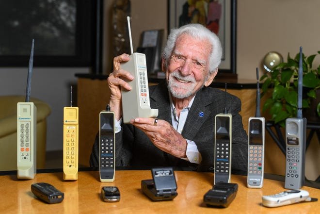 TOPSHOT - L'ingénieur Martin Cooper détient une copie contemporaine du téléphone portable original qu'il a utilisé pour passer le premier appel téléphonique le 3 avril 1973, à Del Mar, en Californie, le 20 mars 2023. - Le problème avec les téléphones portables est que les gens regardent trop à eux. Du moins, c'est selon l'homme qui les a inventés il y a 50 ans. Martin Cooper, un ingénieur américain surnommé le