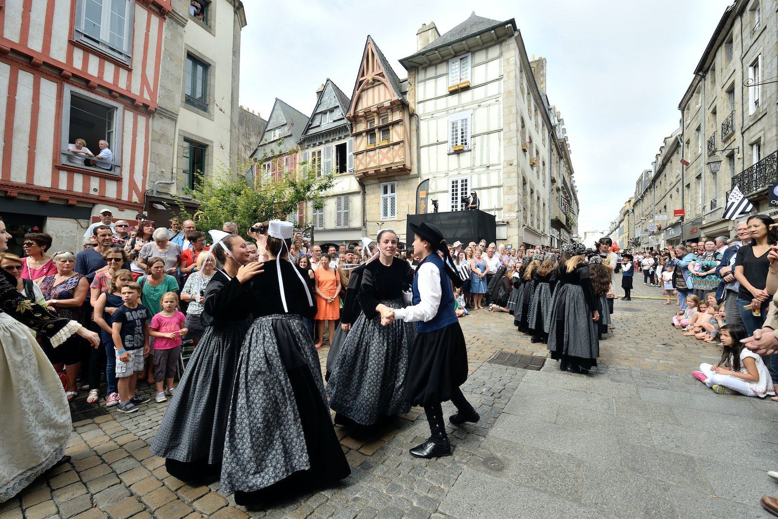 Les participants à la danse robe traditionnelle bretonne au festival de Cornouailles, Quimper, Bretagne France