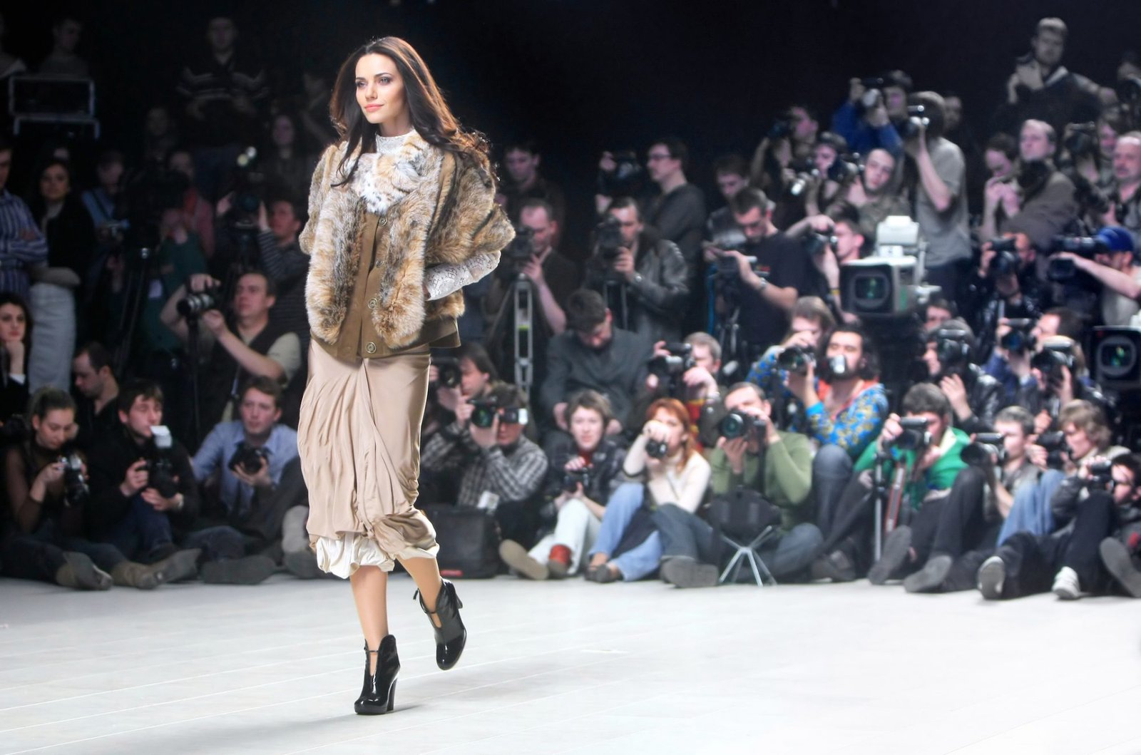Un mannequin défile sur le podium en présentant une tenue de Hanna Babenko de sa collection Automne Hiver 08/09 lors de la 22e Semaine de la mode ukrainienne le samedi 15 mars 2008 à Kiev