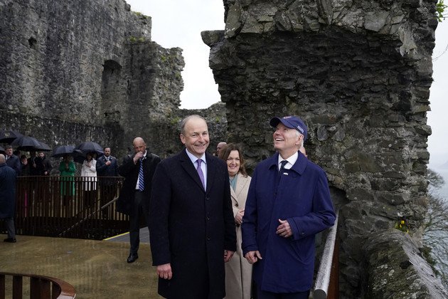 Le président Joe Biden visite le château de Carlingford avec Michel Martin, Tnaiste d'Irlande.