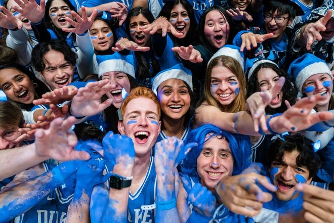Les fans étudiants de Duke applaudissent avant un match de basket-ball universitaire de la NCAA contre la Caroline du Nord le 4 février.