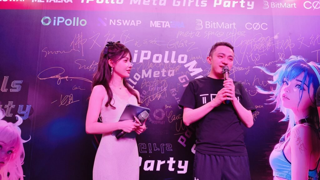 Justin Sun rougit alors qu'il partage une scène avec Nina le 11 avril, inconscient de la menace juridique imminente qui se matérialisera le lendemain. 