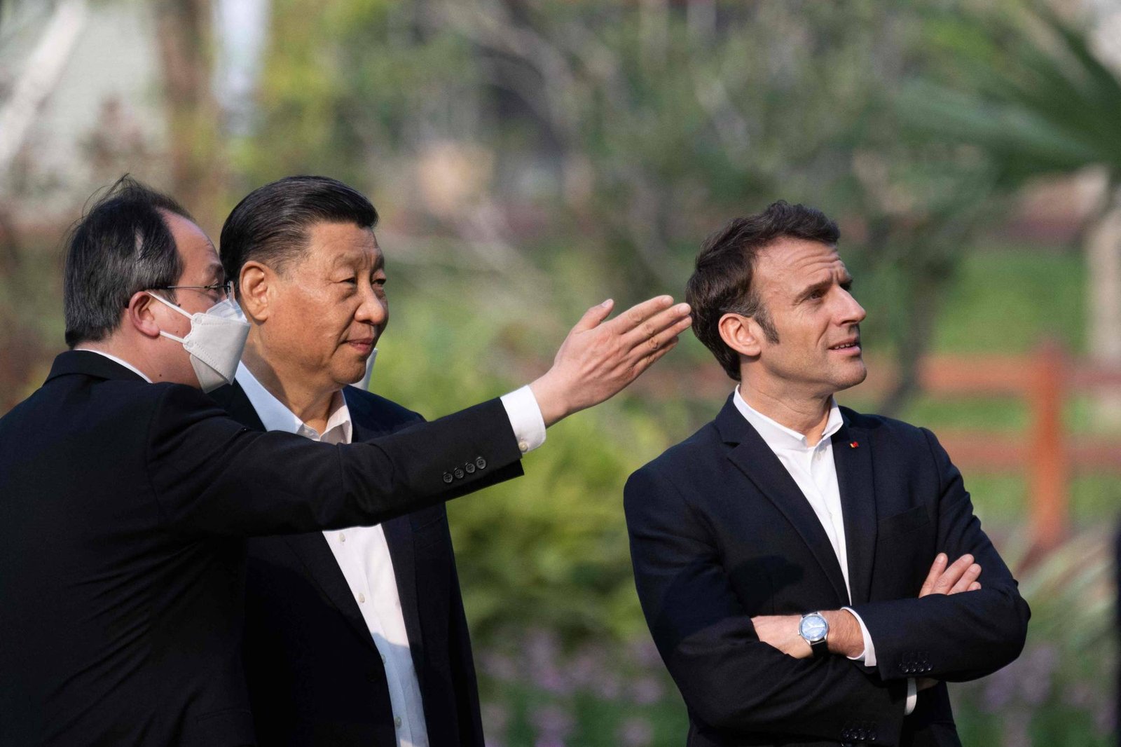 Le président chinois Xi Jinping (au centre) et le président français Emmanuel Macron (à droite) prennent la parole lors de leur visite du jardin de la résidence du gouverneur du Guangdong le 7 avril. |  AFP-JIJI