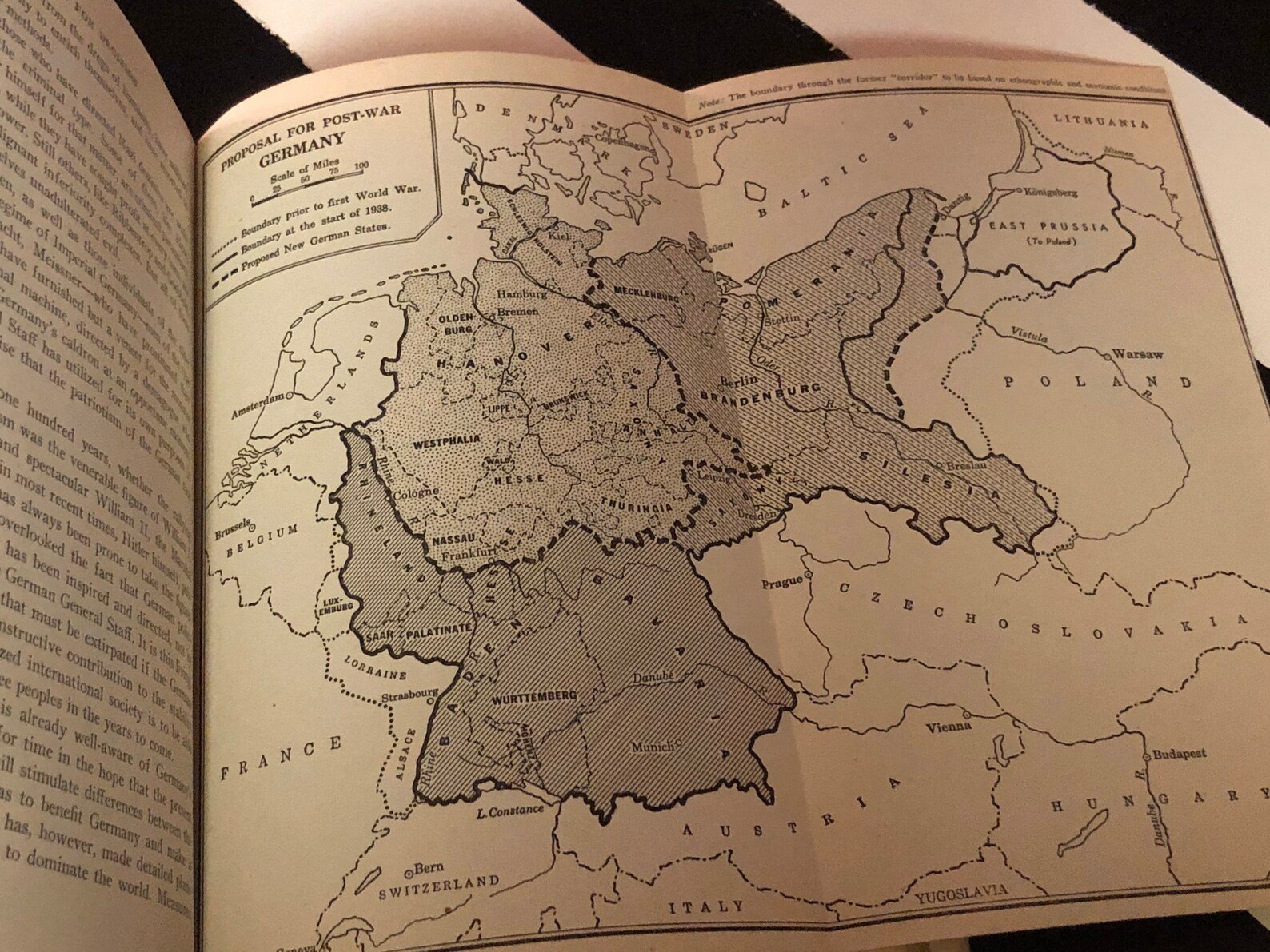 un livre ouvert montrant une carte de l'Allemagne.