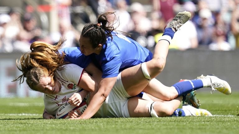 Zoe Aldcroft a marqué le cinquième essai de l'Angleterre en première mi-temps contre la France