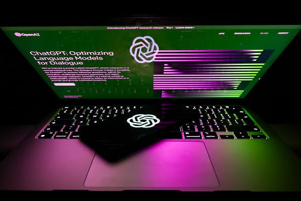 Avec le battage médiatique de ChatGPT, le gouvernement britannique exhorte les régulateurs à proposer des règles pour l’IA