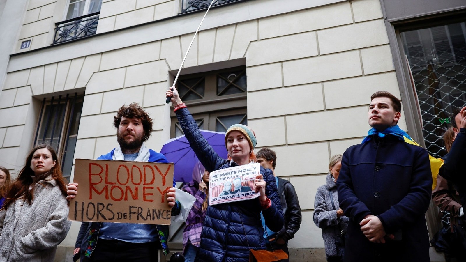 Des manifestants à Paris se rassemblent contre la femme d’un ministre russe vivant une vie luxueuse en France