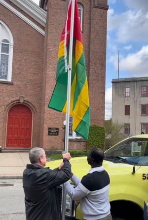 Le maire de Norwich, Peter Nystrom, et le résident de Tolland, Towoudjeba Dolou, ont hissé jeudi le drapeau du Togo.