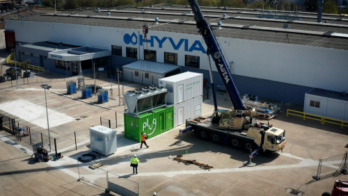 HYVIA introduit son premier électrolyseur dans son usine de Flins, France HYVIA introduit son premier électrolyseur dans son usine de Flins, France