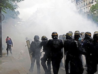 La police et les manifestants s’affrontent au 12e jour de manifestations en France