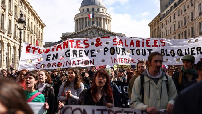 Les Parisiens manifestent jeudi après que le gouvernement français a fait passer la réforme des retraites au Parlement sans vote