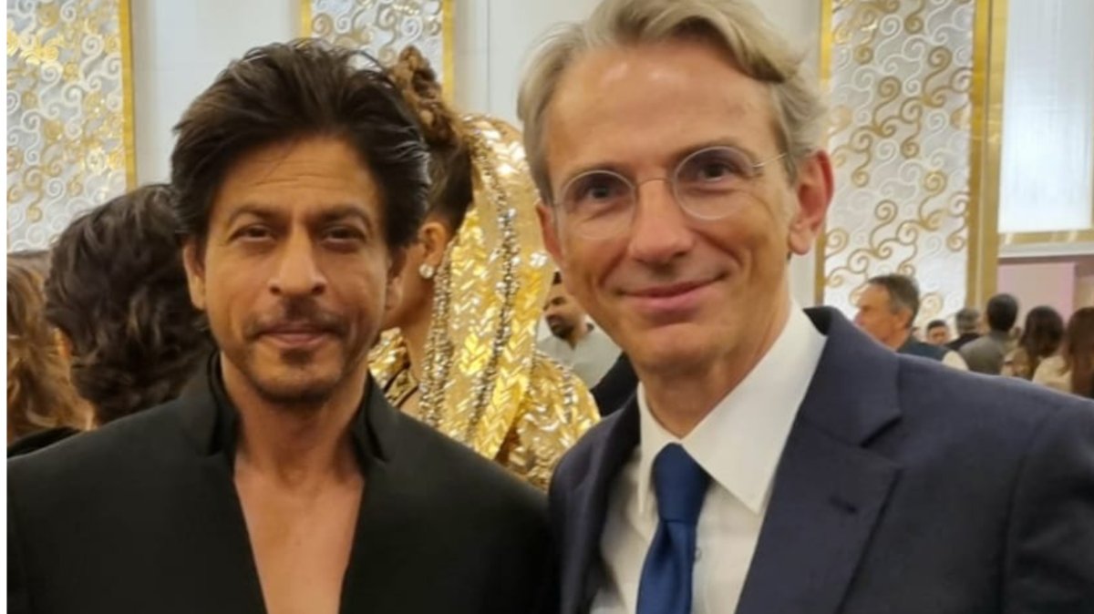 L’ambassadeur français pose avec le grand Shah Rukh Khan, dit avoir tenté de le convaincre de tirer en France