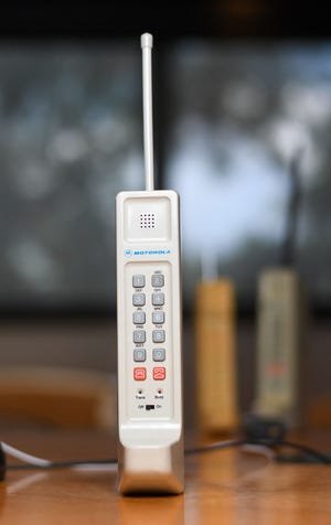 Une copie contemporaine du téléphone portable original que l'ingénieur Martin Cooper a utilisé pour passer le premier appel mobile le 3 avril 1973 est exposée à Del Mar, en Californie, le 20 mars 2023. - Le problème avec les téléphones portables est que les gens regardent trop à eux. Du moins, c'est selon l'homme qui les a inventés il y a 50 ans. Martin Cooper, un ingénieur américain surnommé le