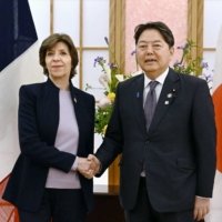 Le ministre des Affaires étrangères Yoshimasa Hayashi avec son homologue française, Catherine Colonna, au ministère des Affaires étrangères à Tokyo mardi |  KYODO